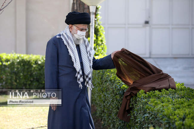 کاشت دو نهال میوه در روز درختکاری توسط مقام معظم رهبری