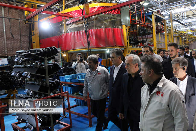 بازدید رییس کل بانک‌مرکزی از مجموعه تراکتورسازی ایران