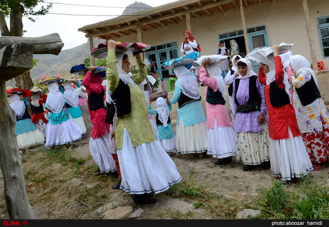 مراسم عیدی بران (بردن هدیه برای نوعروس) در روستاهای گیلان‎