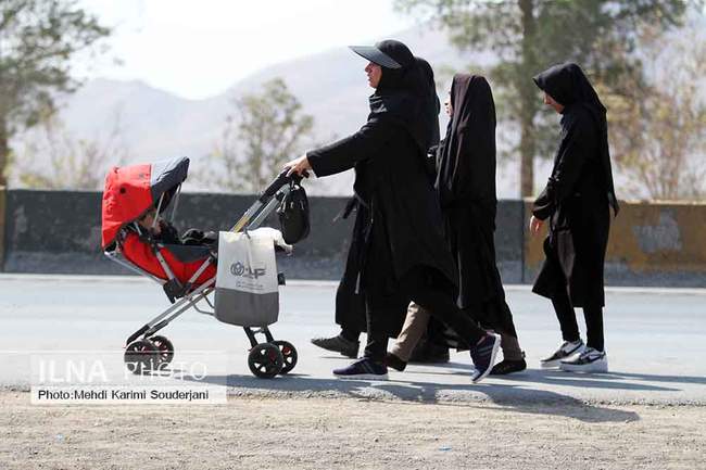 پیاده روی جاماندگان اربعین به طرف  امامزاده شاه کرم در اصفهان