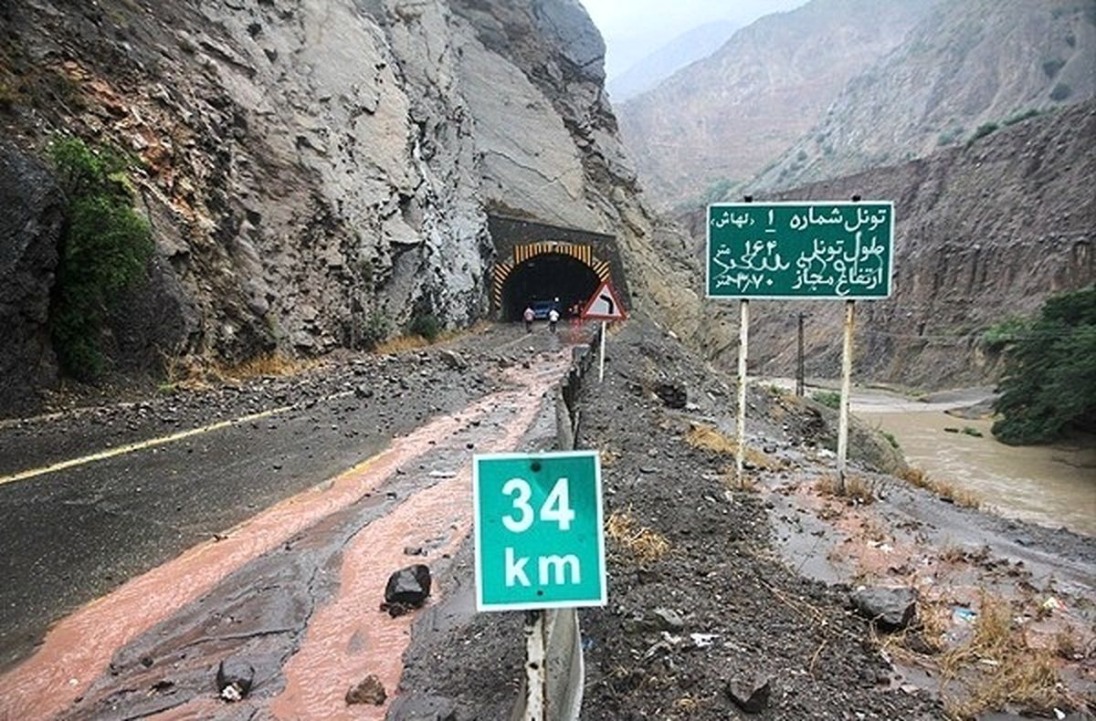 سقوط سنگ‌ریزه در جاده چالوس / وزش باد و کاهش دید در محور زاهدان