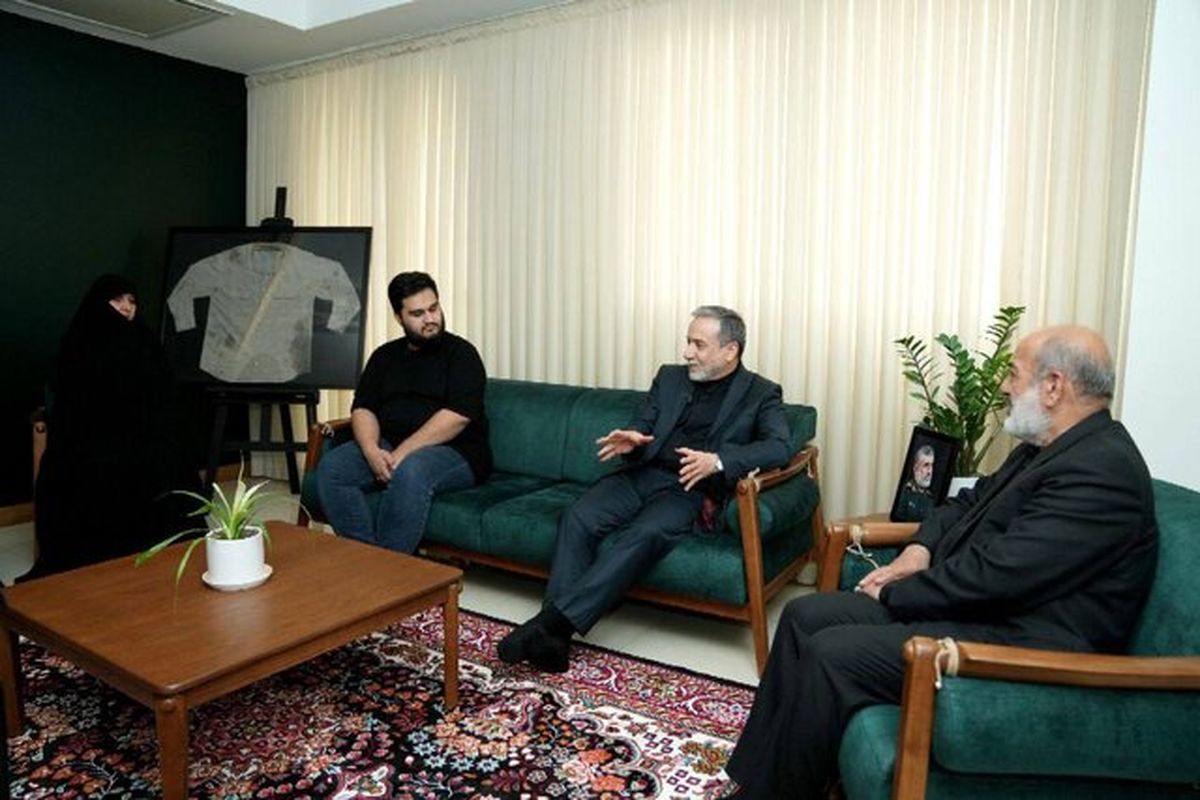 دیدار عراقچی با خانواده شهید حاجی‌زاده