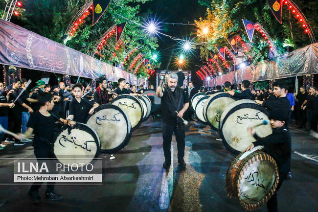 مراسم شاه حسین گویان در تکیه مکتب تشیع در شب عاشورا