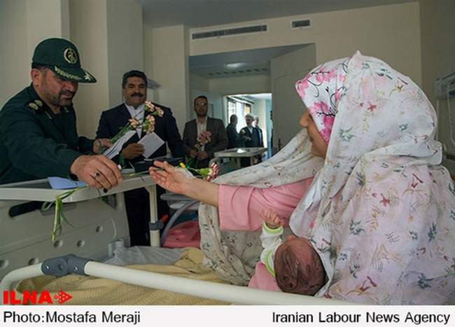 اهداء شاخه گل به کارگران بیمارستان امام رضا(ع) قم