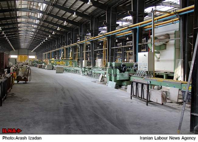 خاک به جای کار در کارخانه ای تعطیل