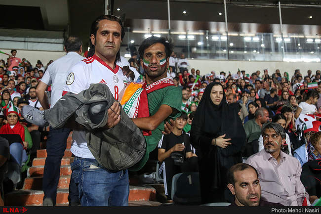 تماشای بازی ایران و پرتغال در ورزشگاه آزادی