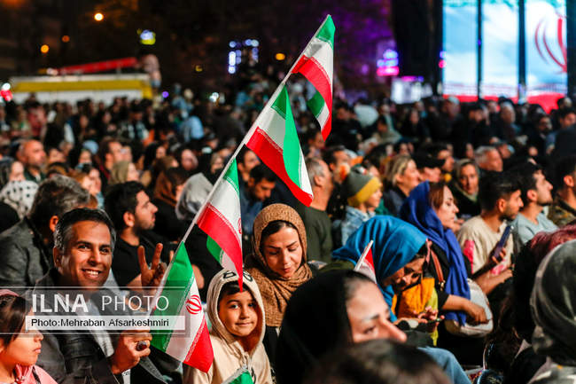 رونمایی از مجسمه «زانو زنندگان برابر ایران»