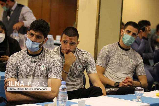 دیدار استاندار اصفهان با مدیریت کارخانه و اعضای تیم فوتبال ذوب آهن  