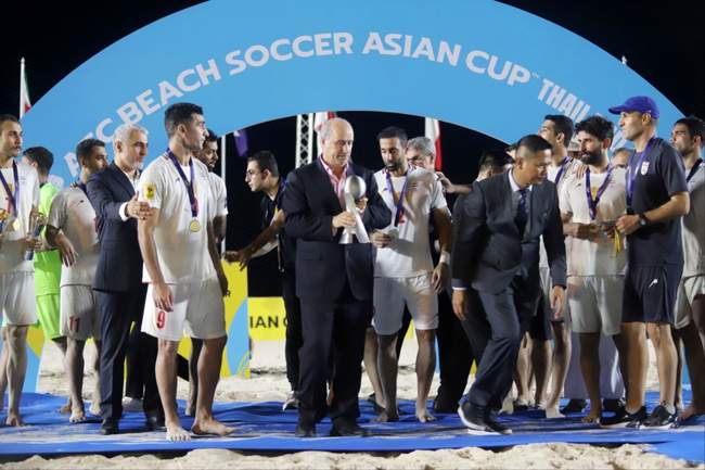 تصاویری از اهدای جام قهرمانی آسیا به ساحلی‌بازان ایرانی 