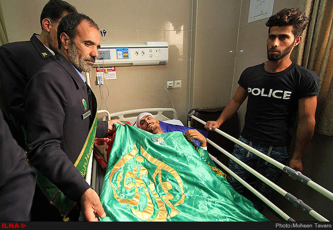 عیادت خادمین حرم مطهر حضرت شاهچراغ (ع) از سربازان مصدوم سانحه رانندگی