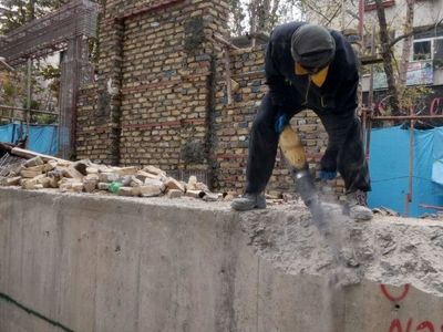یک کارگر حین تخریب ساختمان جان باخت