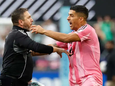 محرومیت سنگین لوئیس سوارز بعد از پرتاب آب دهان به حریف!