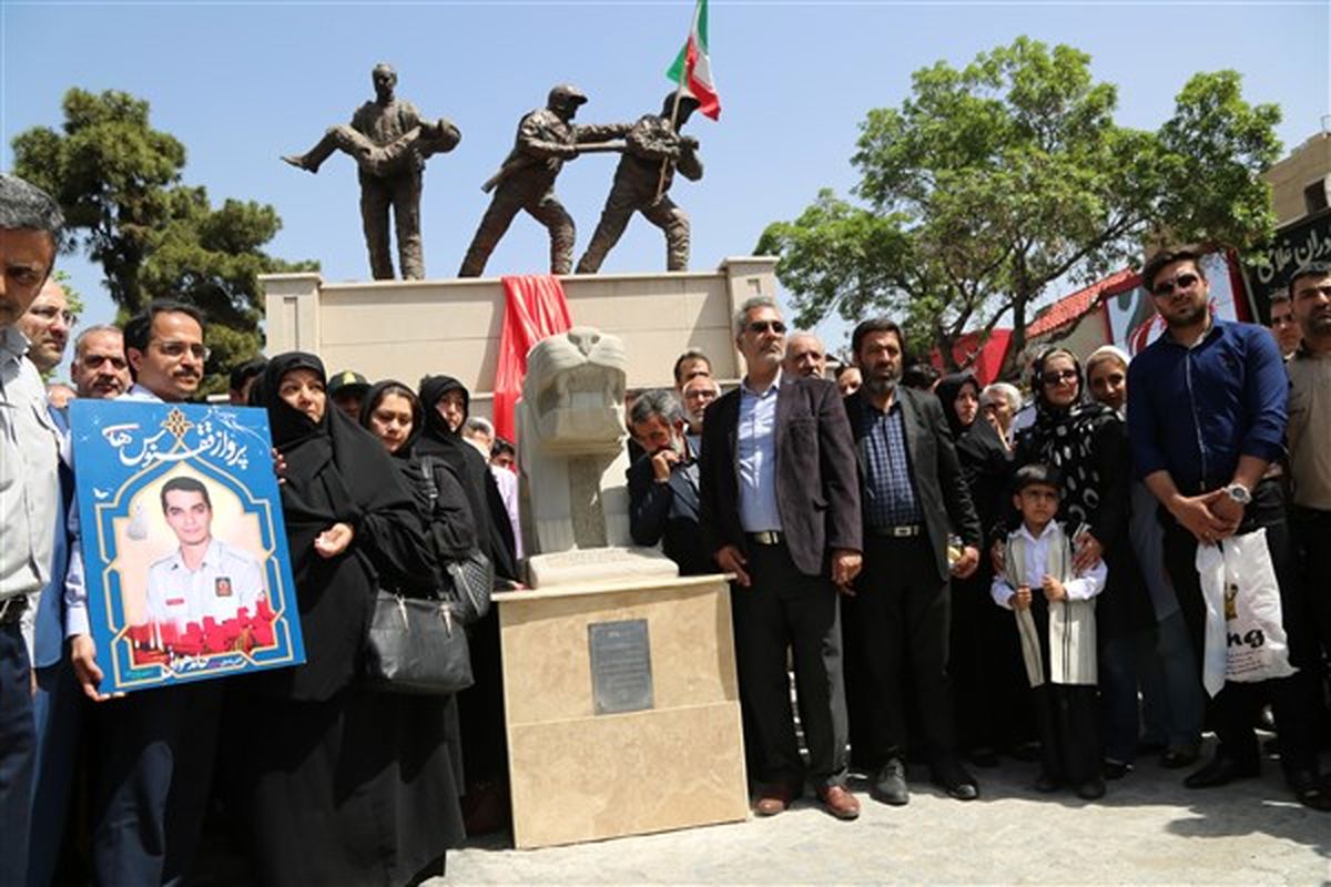 نصب "شیرسنگی" اهدایی قوم بختیاری در میدان‌حسن آباد تهران 