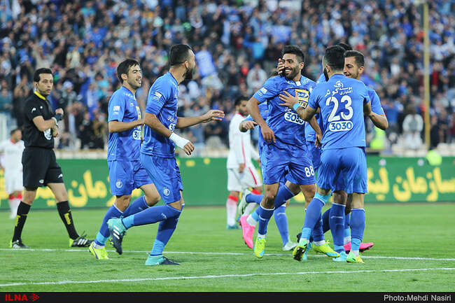 دیدار تیم‌های فوتبال استقلال تهران و نساجی مازندران