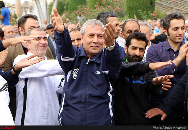پیاده روی بازنشستگان سازمان تامین اجتماعی به همراه وزیر کار و امور ا�
