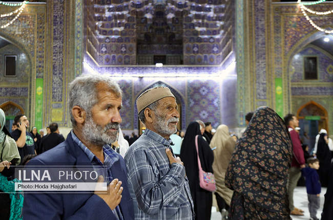 تعویض گل‌های ضریح حضرت امام رضا (ع)