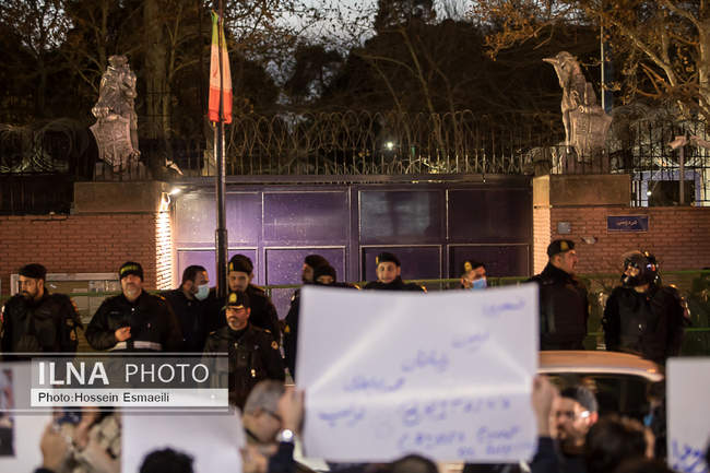 تجمع دانشجویان در مقابل سفارت انگلستان در تهران
