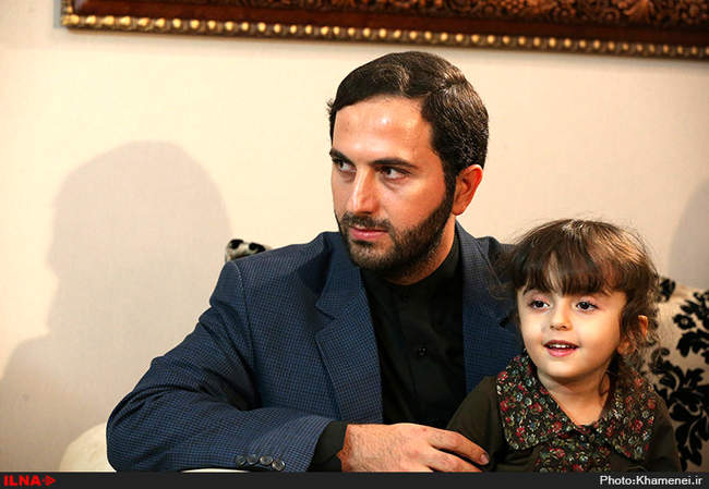 حضور رهبر انقلاب در منزل سردار شهید حسین همدانی