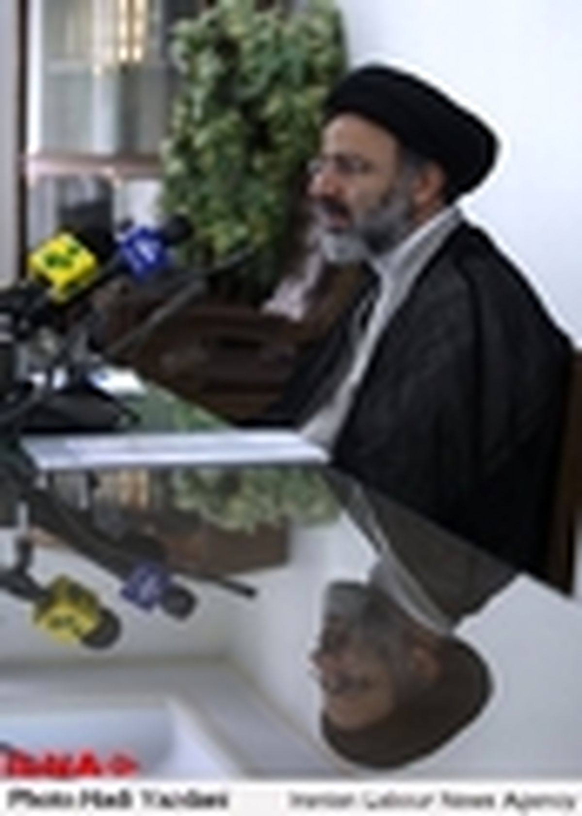 تلاش دشمن انحراف در مسیر انقلاب است