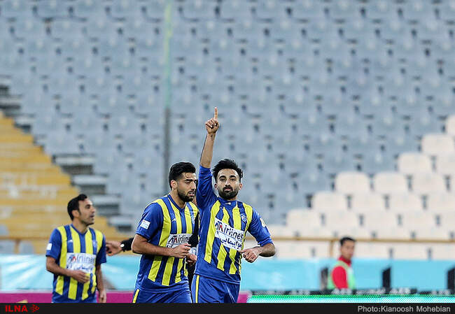 دیدار تیم های فوتبال پرسپولیس تهران و گسترش فولاد تبریز
