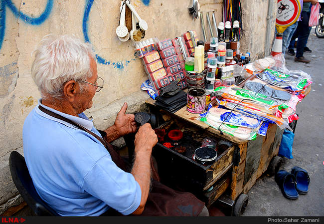 شانه های خسته ای که همچنان بار زندگی را تحمل می کنند