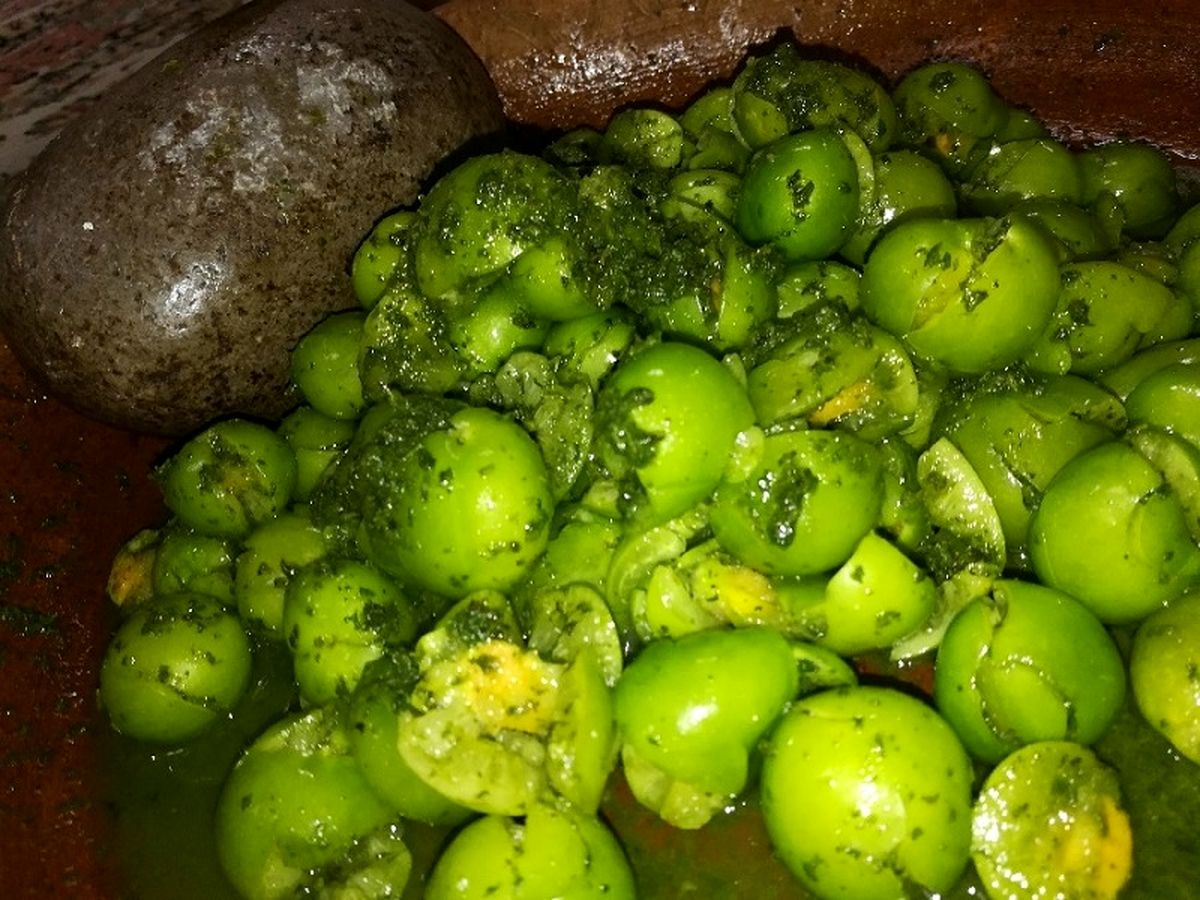 ۱۲ خواص و فواید مصرف گوجه سبز با گلپر و نعناع 