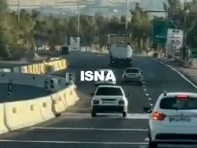 لحظه خالی کردن ترمز تریلی و تصادف با یک دستگاه پراید + فیلم