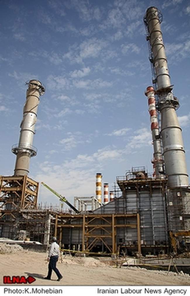 بازدید خبرنگاران از طرح افزایش تولید بنزین در پالایشگاه بندرعباس