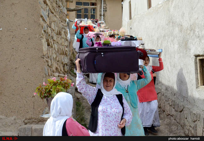 مراسم عیدی بران (بردن هدیه برای نوعروس) در روستاهای گیلان‎