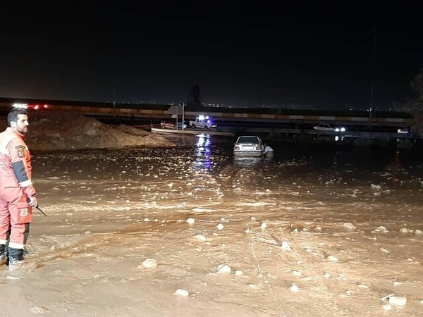 گرفتار شدن ۵ دستگاه خودرو در سیلاب در غرب تهران