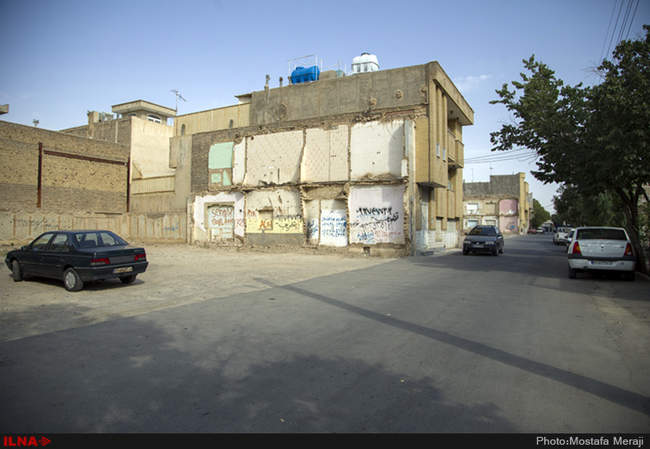 وضعیت نابسامان خانه های کلنگی شهرداری در خیابان فاطمی (دورشهر) قم