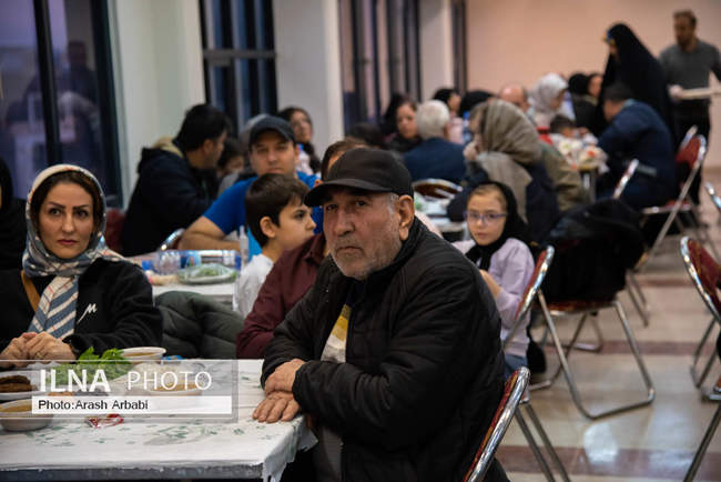 ضیافت افطاری خانه کارگر با حضور کارگران و بازنشستگان-شب هشتم ماه رمض�