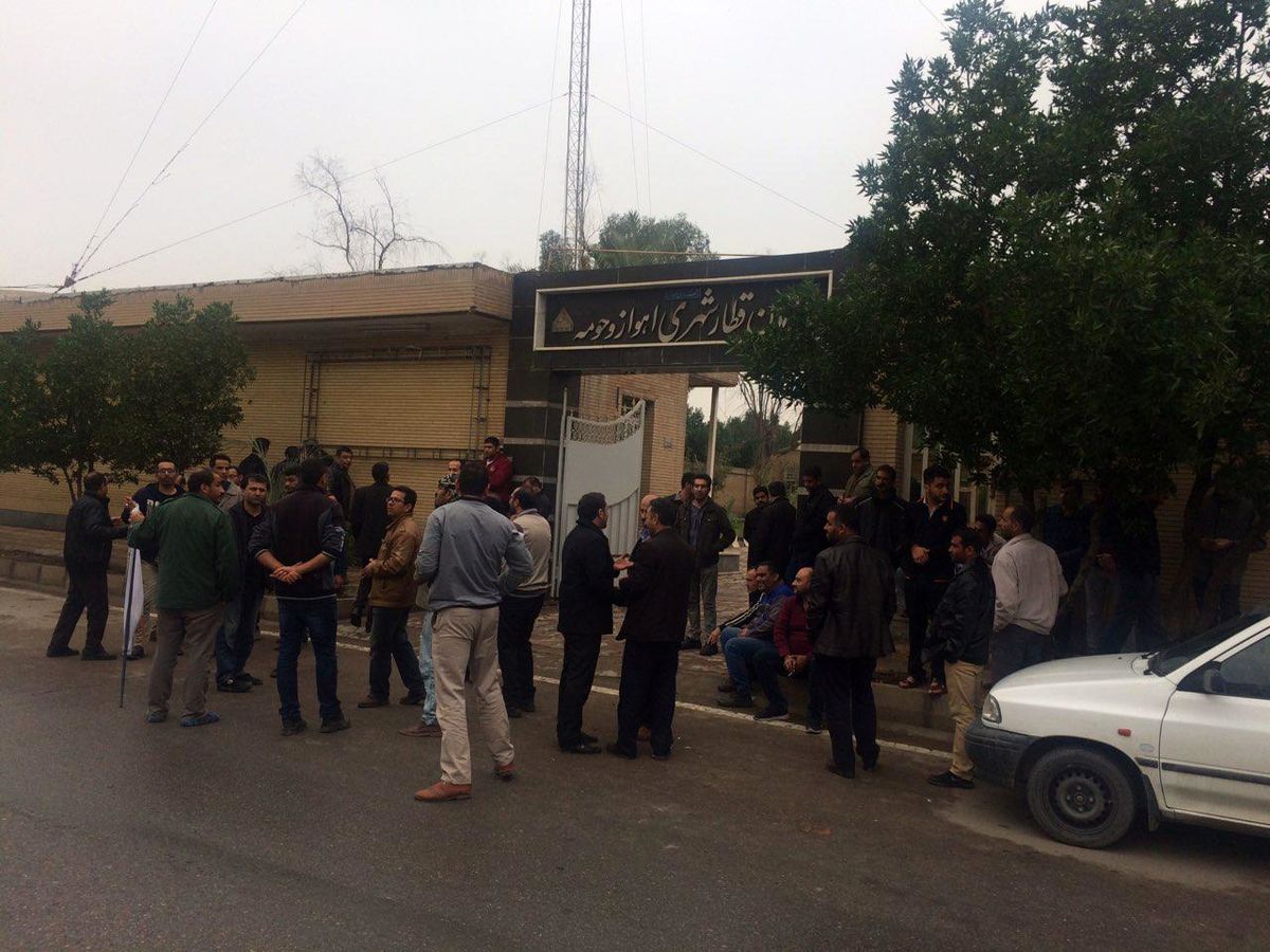 یک ماه از طلب کارگران «متروی اهواز» پرداخت شد/ادامه تجمع در مقابل سازمان قطار شهری 