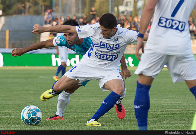 مسابقه فوتبال بین دوتیم استقلال تهران و پیکان 