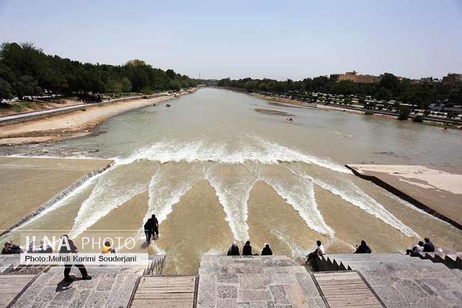 شادی بچه ها و خانواده ها از باز شدن زاینده رود 