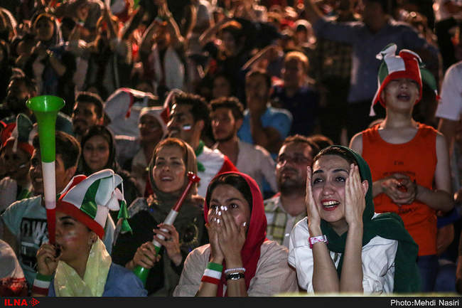 تماشای بازی ایران و پرتغال در ورزشگاه آزادی