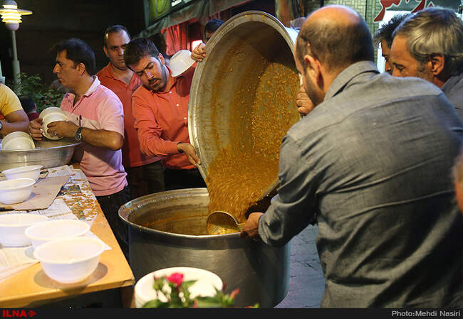 سفره های افطاری در خیابانهای تهران