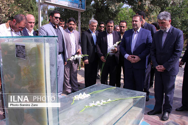 حضور وزیر ارشاد در گلزار شهدای شیراز 