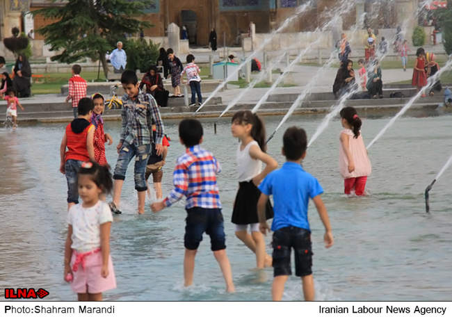  آب‌ بازی کودکان در میدان امام اصفهان