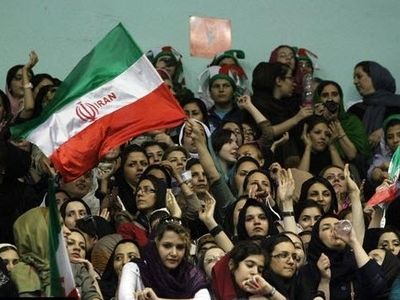 صاحبان قدرت درقبال مطالبات زنان فراموشکارند/ توسعه بدون حضور یکسان زن و مرد میسر نیست / جامعه خشن، محصول زورآزمایی قدرتمندان
