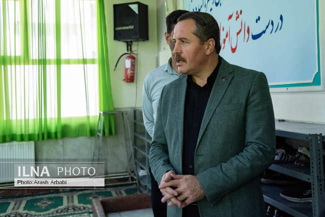 بازدید رییس کنفدراسیون اتحادیه کارمندان بخش عمومی ترکیه از دبستان ا�