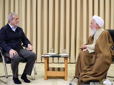 اطلاعیه دفتر آیت‌الله جوادی آملی درباره حواشی دست دادن با پزشکیان