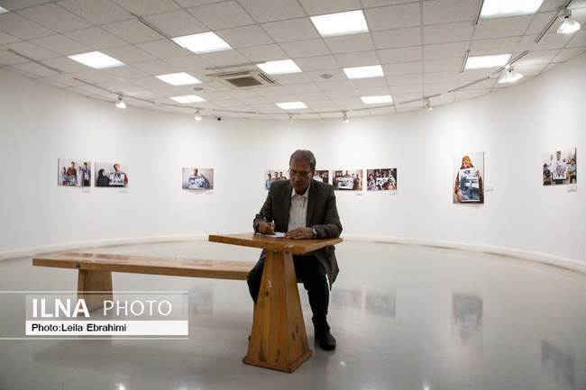 سخنگوی دولت از نمایشگاه عکس «بعد از آن روز» دیدن کرد
