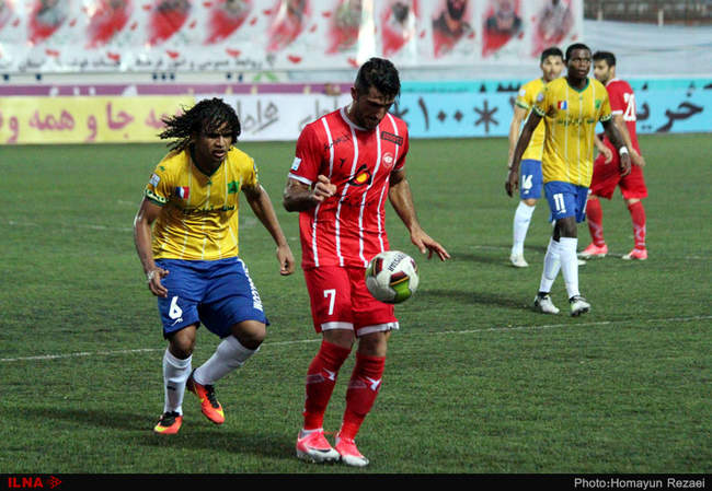 دیدار تیم های فوتبال سپیدرود رشت و صنعت نفت آبادان