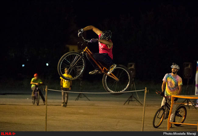 اجرای حرکات نمایشی تاپ رایدر در پارک ملت شهر کرد