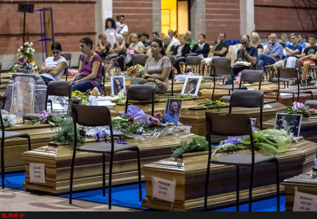 عزاداری خانواده اندوهگین برای از دست دادن عزیزان خود در منطقه زلزله �