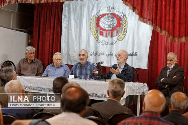 تجدید میثاق اعضای خانه کارگر در هفته کارگر با امام و شهدا و نشست در خا