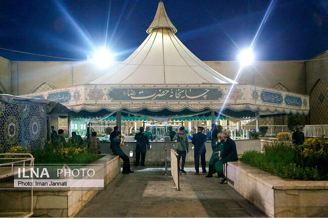 پذیرایی افطار از زائران در ورودی حرم امام رضا(ع)