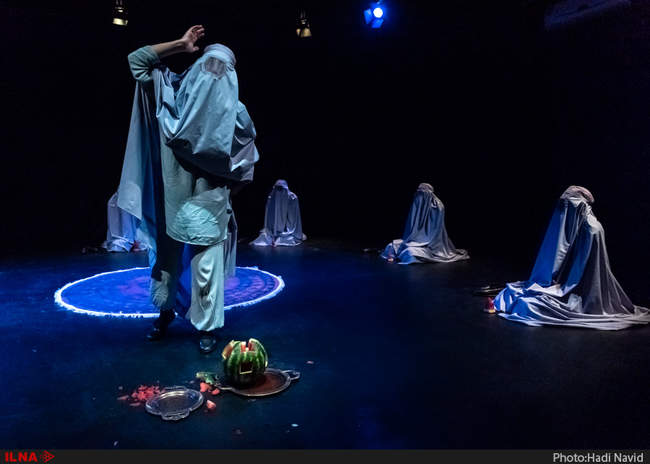 نمایش «بیوه سیاه بیوه سفید» روی صحنه تئاتر
