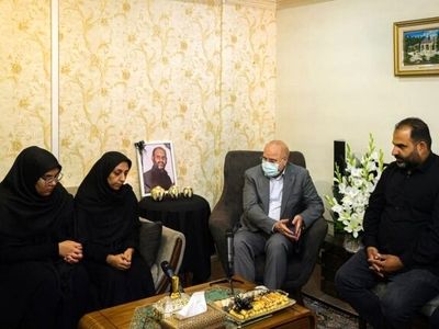 حضور قالیباف در منزل شهید احمدی